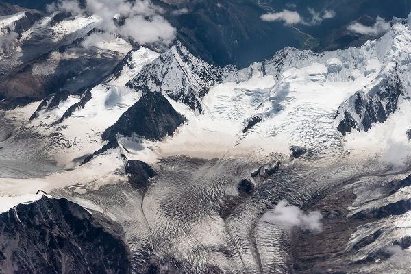 Su, Keren 아티스트의 Aerial view of snow mountain and glacier on Tibetan Plateau-China작품입니다.
